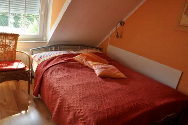 kleines Schlafzimmer mit französischem Bett